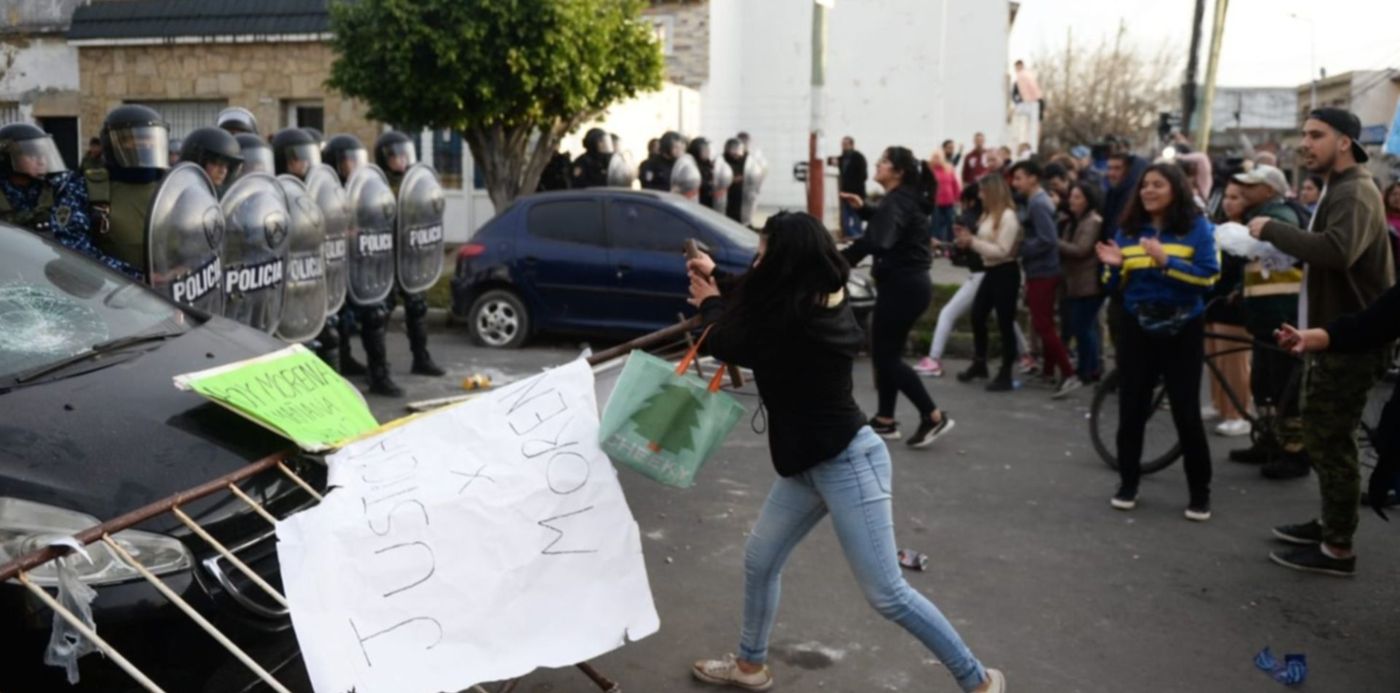 WhatsApp Image 2023-08-09 at 18.46.40 (1) - Morena Domínguez, Morena Domínguez Lanús, Morena Domínguez Infarto, ´Protesta en Lanús por la muerte de Morena Domínguez, Tensión en comisaría de Lanús por la muerte de Morena Dominguez,
