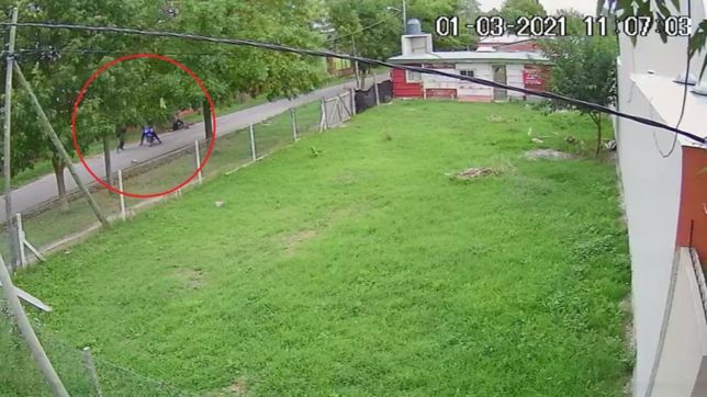 video: ladrones en moto tiraron a una mujer de su bicicleta para robarle en la plata