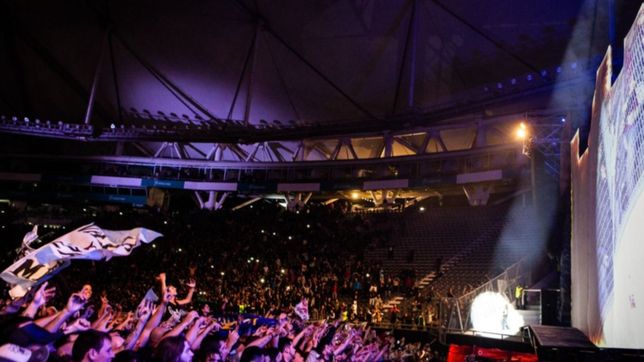 subila que me va a llegar: le saco una foto en el show de la renga y lo busca en redes