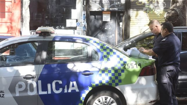 caminaba por los hornos, vio pasar su moto robada y la policia la recupero