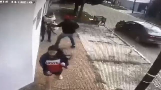 videos: asaltaron a dos censistas mientras hacian la recorrida