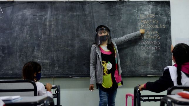 los alumnos tendran que aprobar por lo menos el 70% de los contenidos para pasar de ano