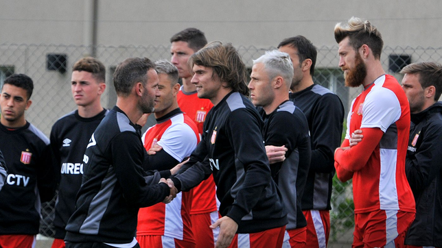 el ex dt de estudiantes que asumio en un rival directo de gimnasia
