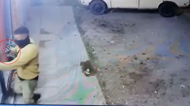 video: entro a robar a una remiseria en romero con su mascota y quedo filmado