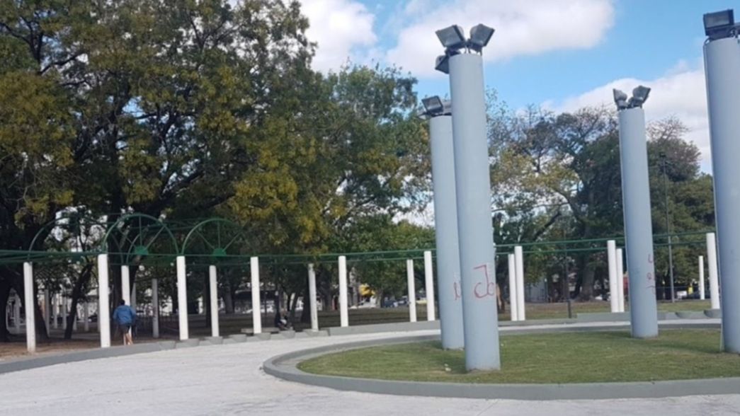 Salvaje asalto en Plaza Yrigoyen: cinco chicos golpearon a un joven con una baldosa en la cara y lo robaron