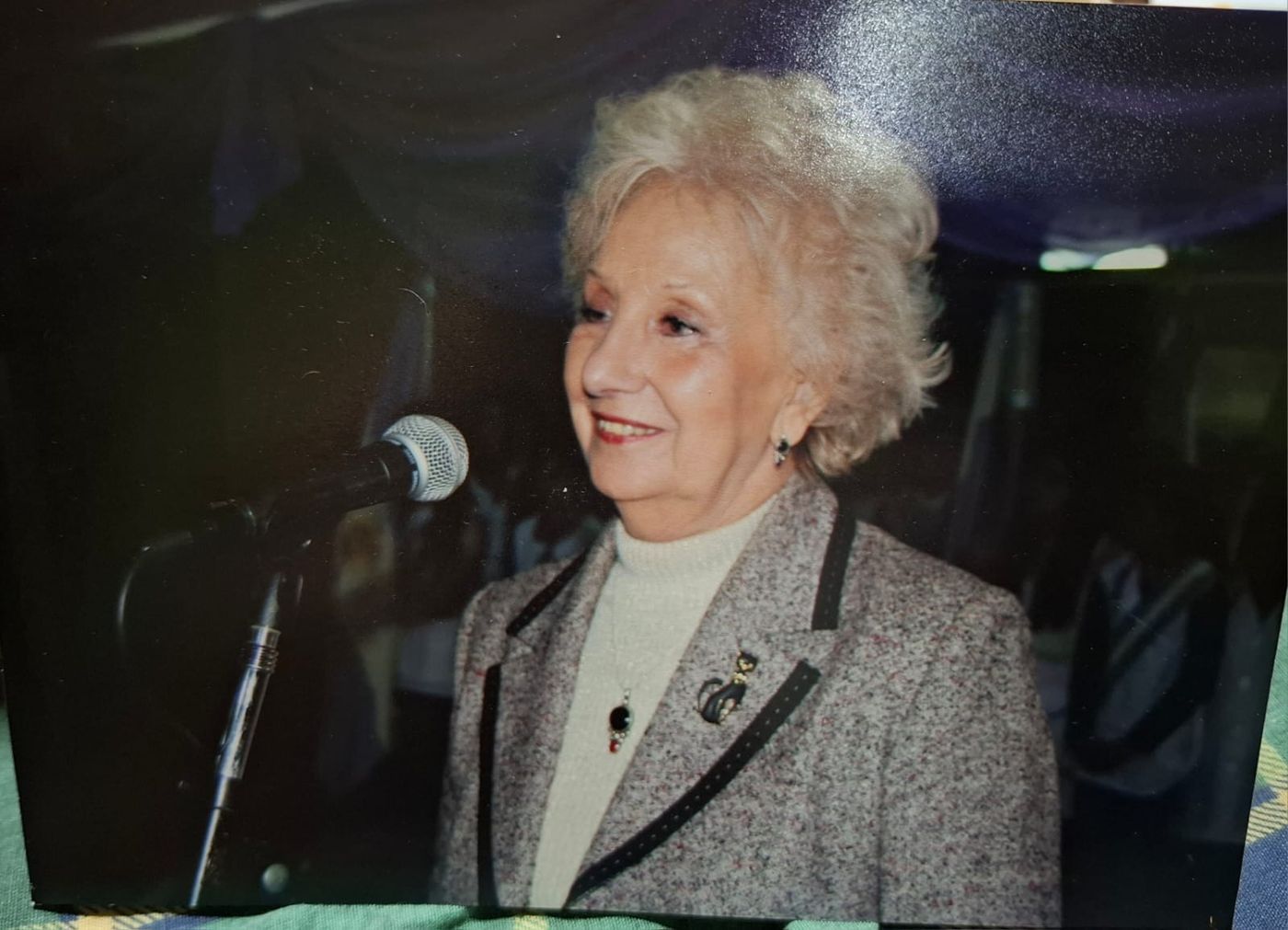 Estela de Carlotto siendo oradora en el aniversario 100 de la Escuela Primaria de Brandsen, año 2011.