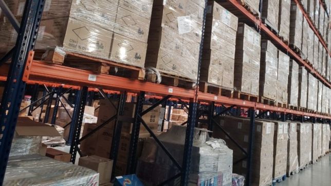 escandalo en educacion: encontraron mas de 100 mil netbooks apiladas y sin entregar