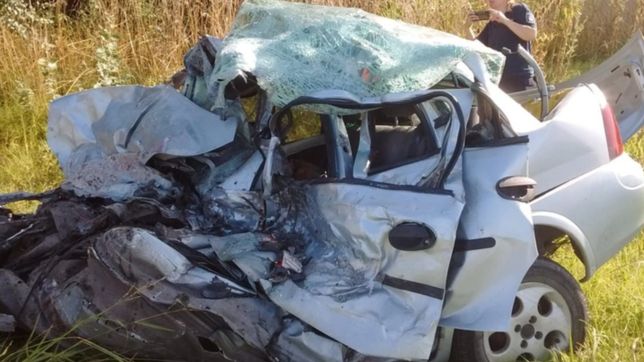 las impactantes fotos del accidente fatal en ruta 11 entre un auto y un micro