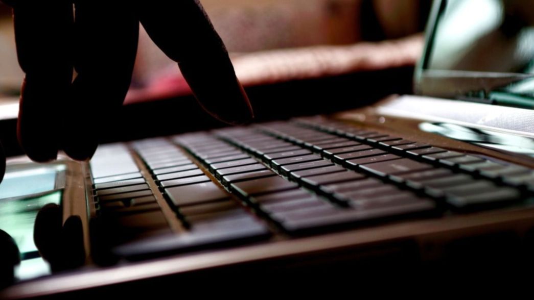 Entraron a su casa y se robaron dos cámaras y una computadora donde guardaba sus trabajos