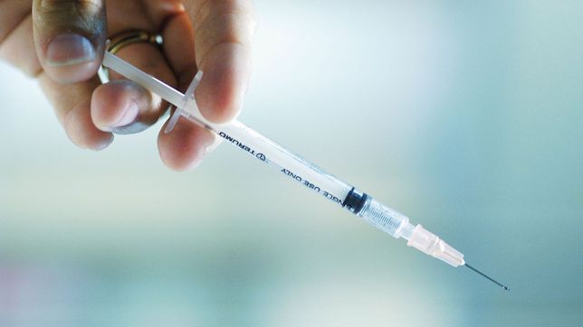 la vacuna contra la fiebre amarilla para viajeros no es mas gratuita: ¿cuanto sale y quienes deben darsela?