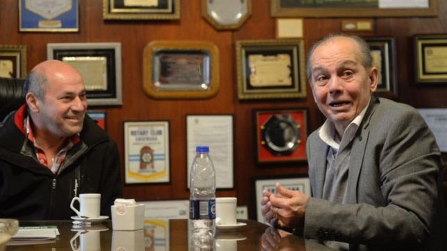 un alegre alejandro sabella fue homenajeado una vez mas, ahora por el concejo de ensenada