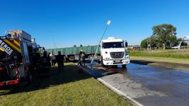 un camion choco contra un poste de luz en plena diagonal 74 y perdio combustible sobre la calzada un camion choco contra un poste de luz en plena diagonal 74 y perdio combustible sobre la calzada