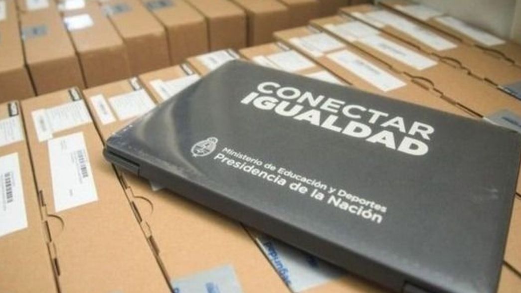 El Gobierno entregó netbooks y tablets que estaban abandonadas en galpones