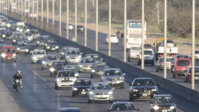 choque y milagro en la autopista: un hombre impacto contra un camion y apenas se corto la mano