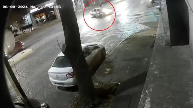 video: un motociclista volo por los aires tras un impresionante accidente en la plata