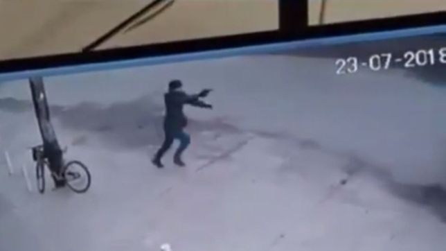 conmocion en villa elvira por una entradera a los tiros en un supermercado