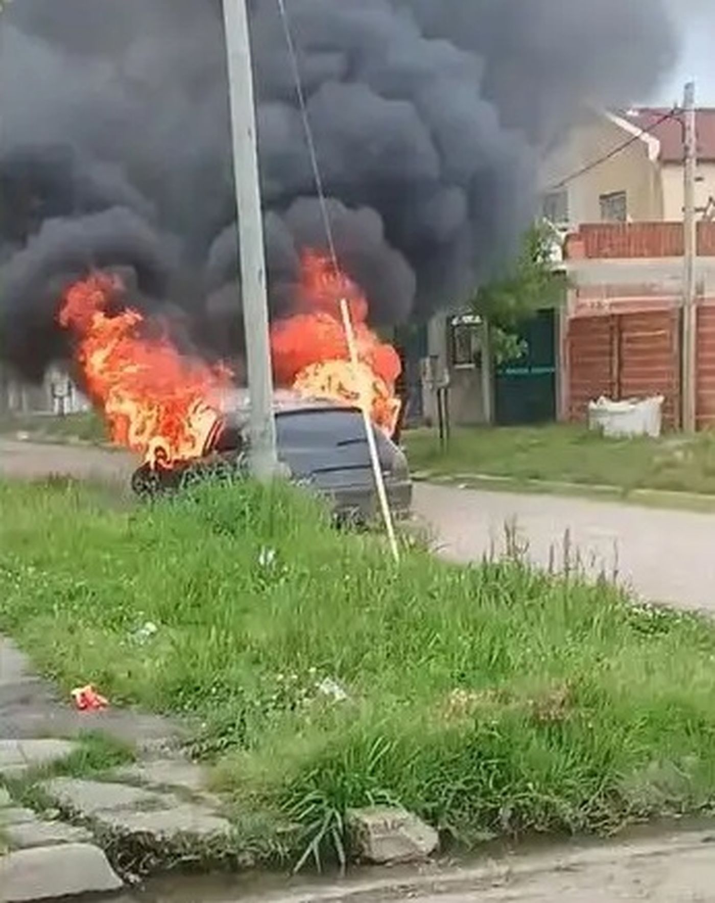 En Tolosa, después de robar y desmantelar los autos, los prenden fuego