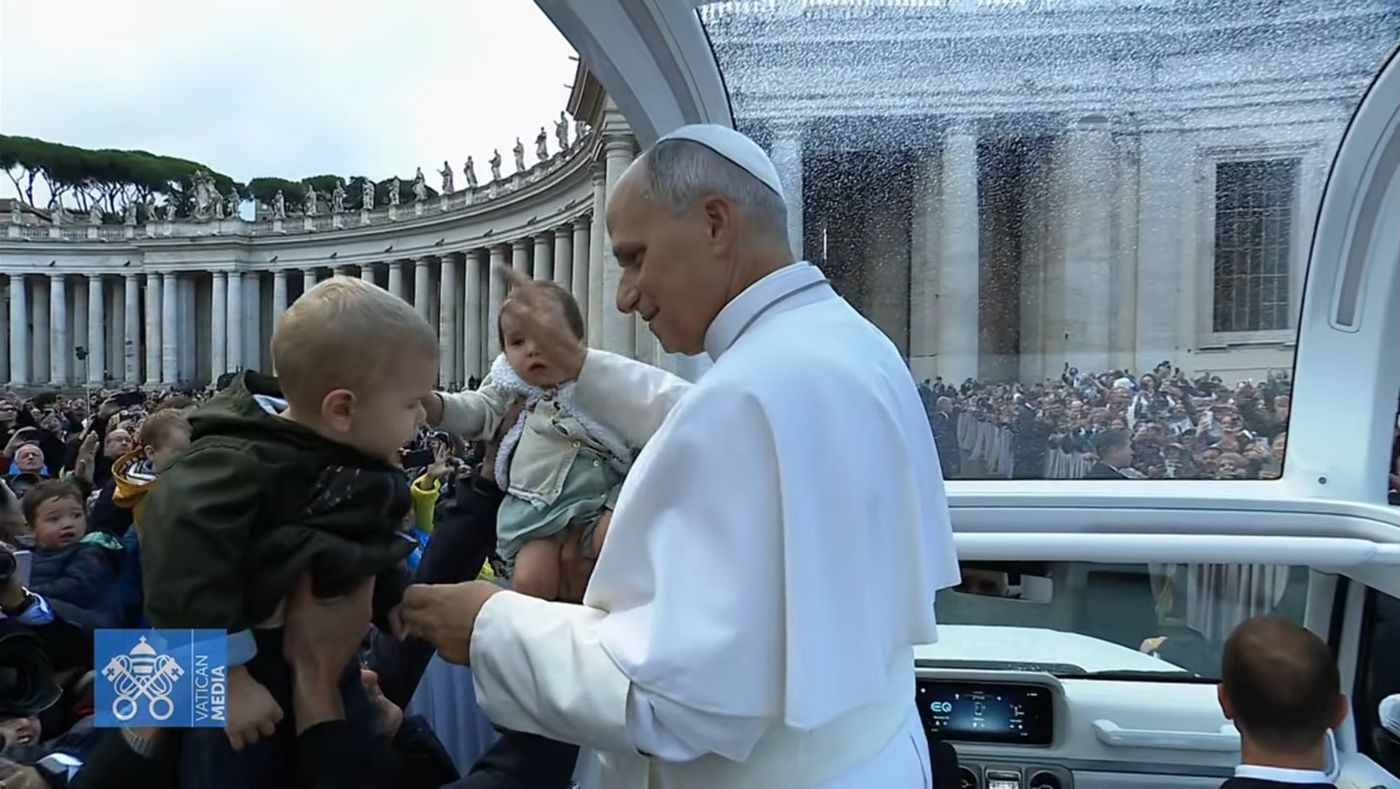 El papa Le&oacute;n XIV volvi&oacute; a recorrer el Vaticano en el papam&oacute;vil