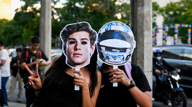 todas las fotos de los hinchas junto a colapinto en la previa del gp de mexico