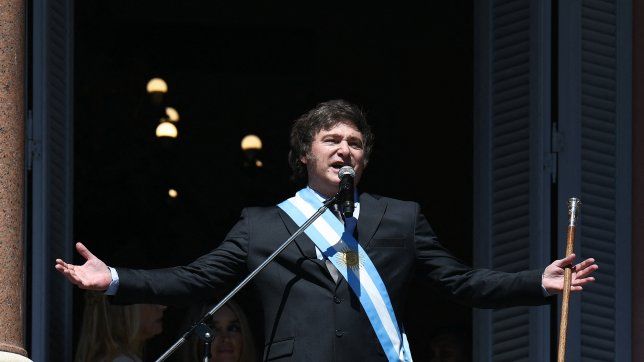 milei canto y hablo ante miles de argentinos desde el balcon de la casa rosada
