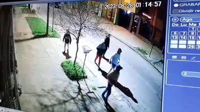 video: un expolicia se defendio de un robo en la plata y echo a tiros a los ladrones