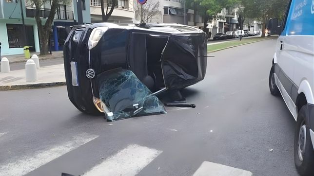 un impactante choque entre un auto y un taxi en la plata termino con un vuelco