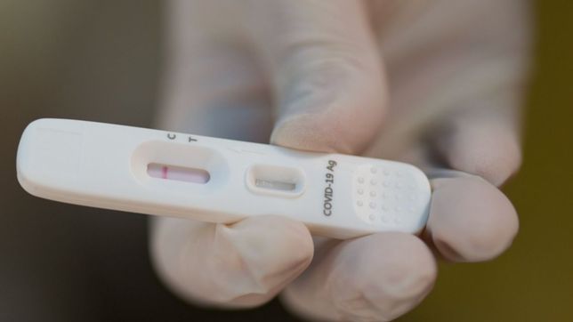 el gobierno busca hacerle frente al aumento de casos de covid pero descarta restricciones