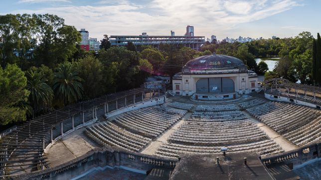 asi sera el pasaje gastronomico del teatro del bosque con deck y vista al lago