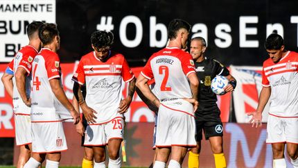 Estudiantes fue goleado por Argentinos pero salvó la clasificación por otros resultados