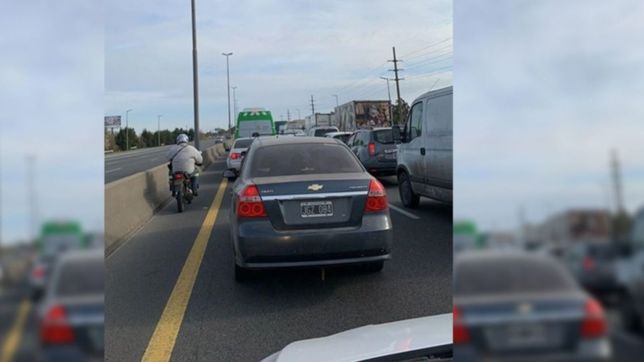 video: a paso de hombre, asi esta el transito en la autopista tras el tragico accidente