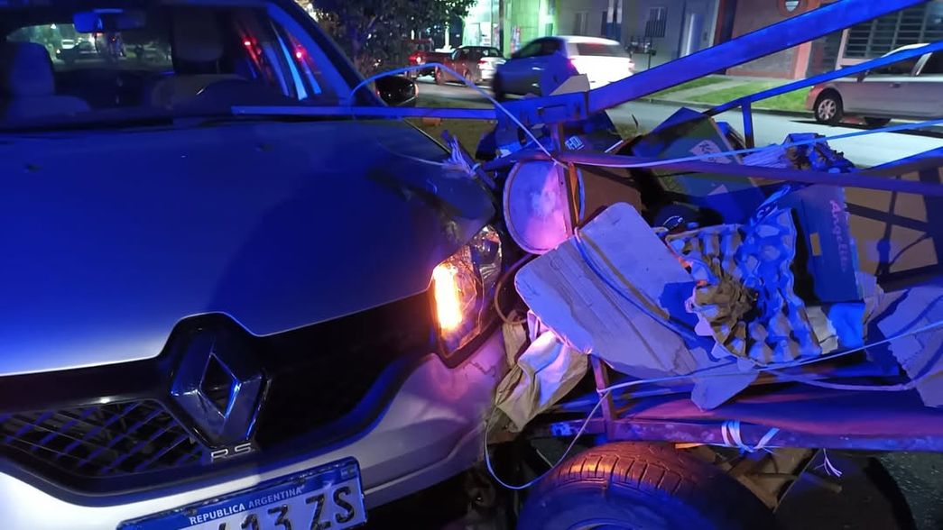 Atropellan a un cartonero mientras cruzaba la calle con un carro