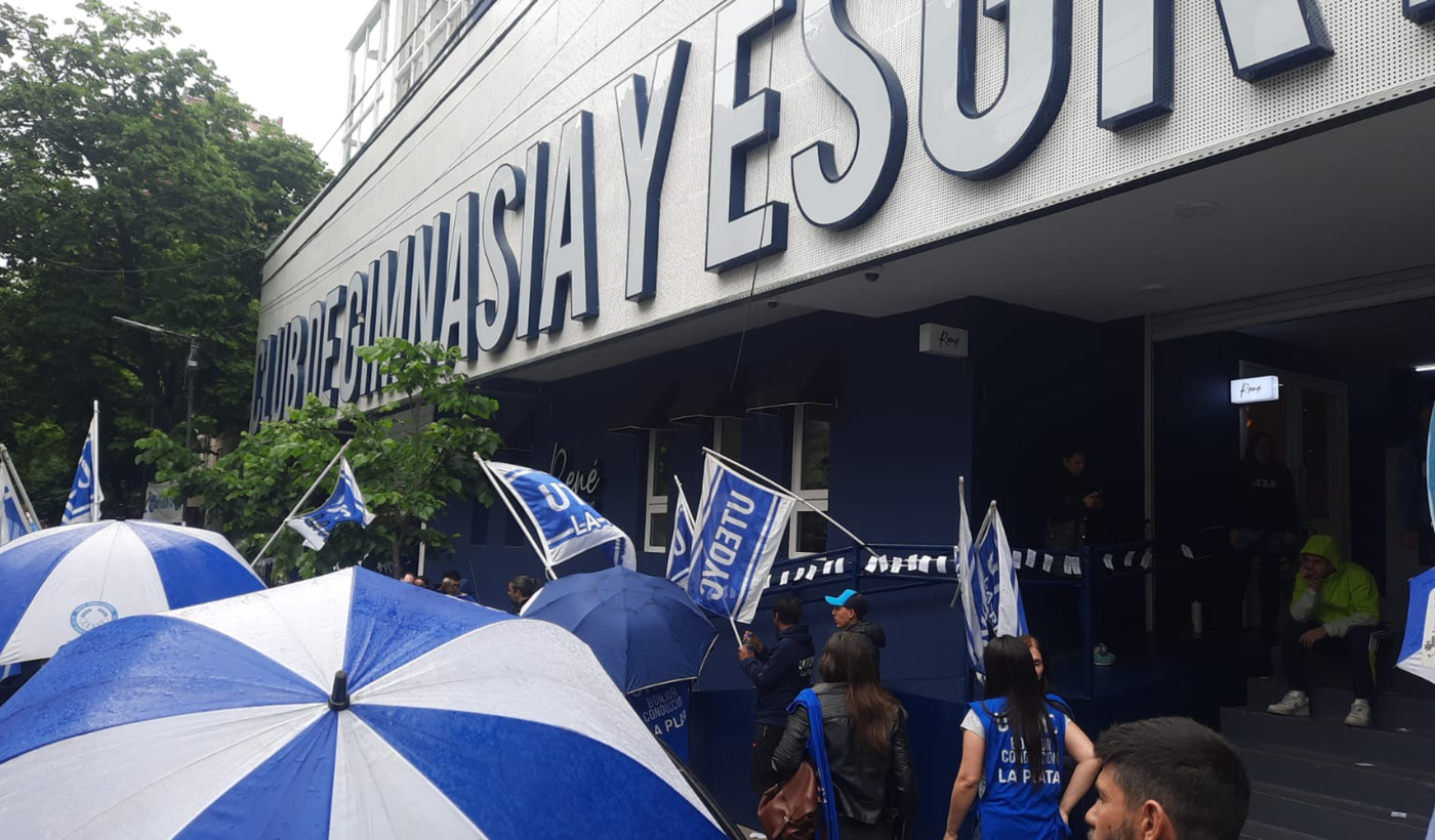 La protesta de Utedyc en la puerta de la sede de Gimnasia.