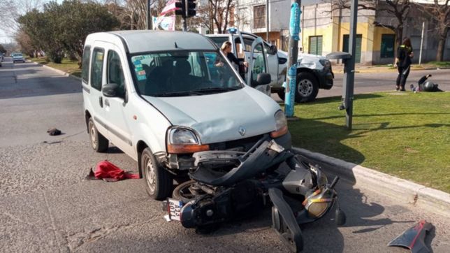 video: un motociclista volo por los aires tras chocar con una camioneta en la plata