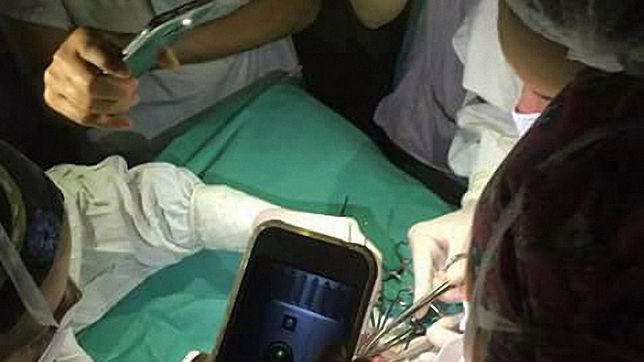el supuesto video de los medicos del hospital de ninos operando iluminados con celulares
