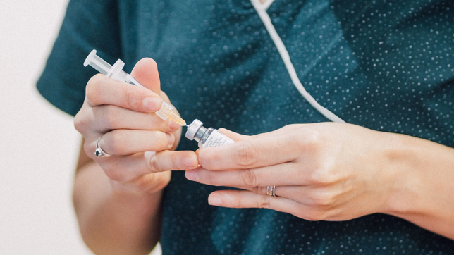 el gobierno comenzo a distribuir las vacunas contra el dengue: ¿donde comenzara y por que?