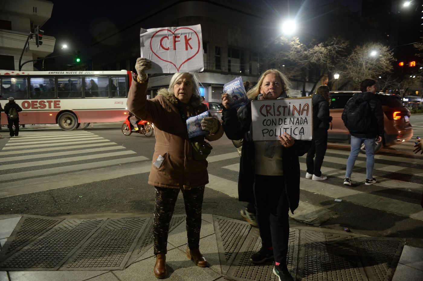 Vecinos y la comunidad estudiantil de la UNLP se movilizaron tras la condena a Cristina Kirchner