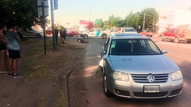 un joven en moto choco con un auto, volo por el aire y sufrio graves heridas