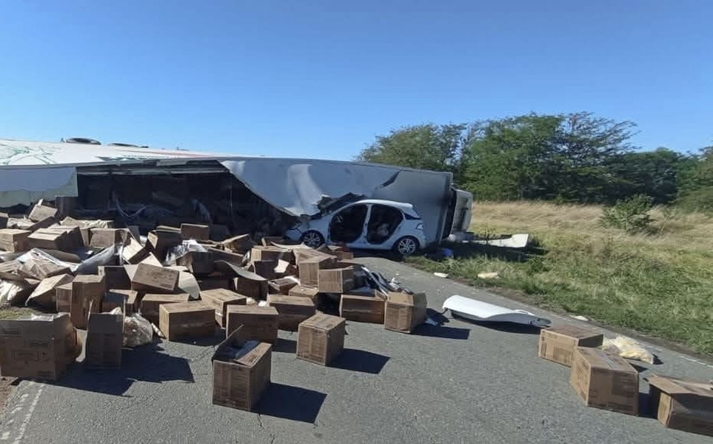 Un camión volcó en plena ruta y cayó encima del auto en el que viajaba la nena que tuvo que ser trasladada a La Plata