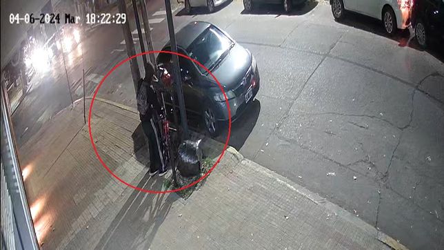 video: robo una bicicleta en pleno centro de la plata en 30 segundos y escapo pedaleando