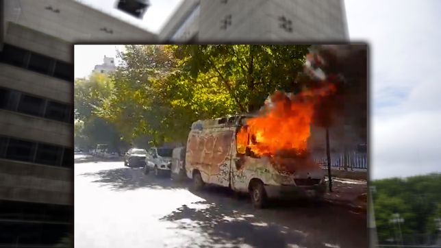 tension frente al teatro argentino por el incendio de una camioneta abandonada