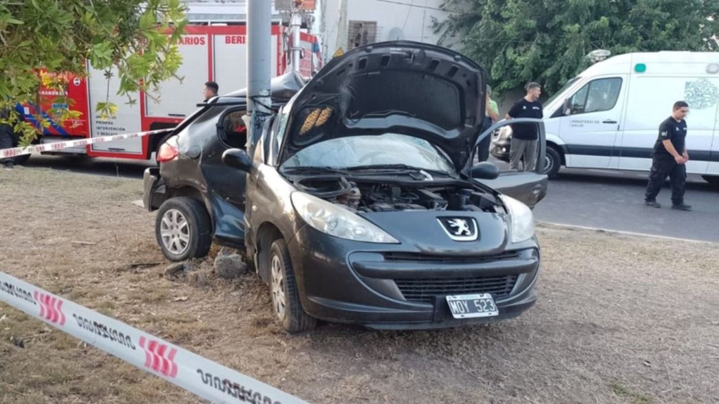 Un joven murió al chocar a toda velocidad con una columna del alumbrado público