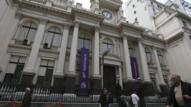 el banco central impone fuertes controles para la compra de dolares oficiales