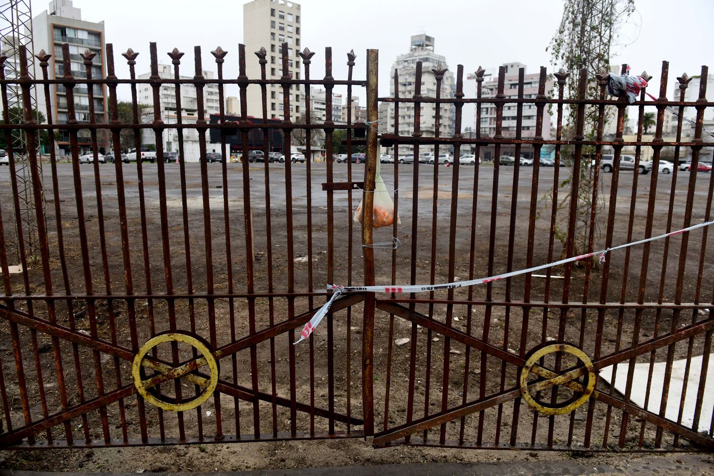 La playa de estacionamiento en la manzana del exMercado Regional funciona desde hace m&aacute;s de cuatro d&eacute;cadas