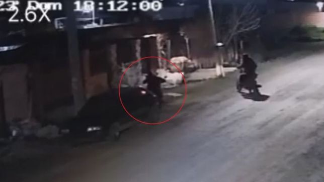 video: delincuentes le robaron la moto a un hombre a punta de pistola en la plata