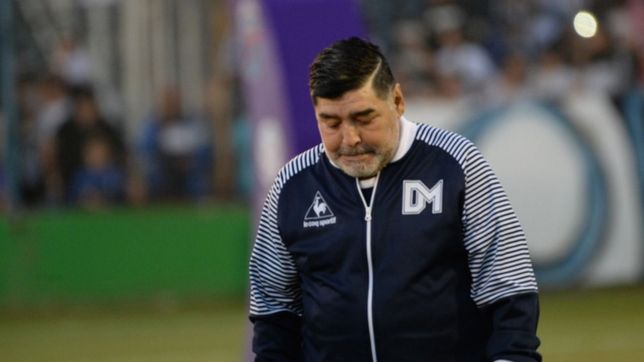 gimnasia: diego maradona dejaria de ser el tecnico del lobo si no le gana a independiente