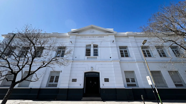 denuncian riesgos para los alumnos de una escuela de los hornos por la falta de mantenimiento