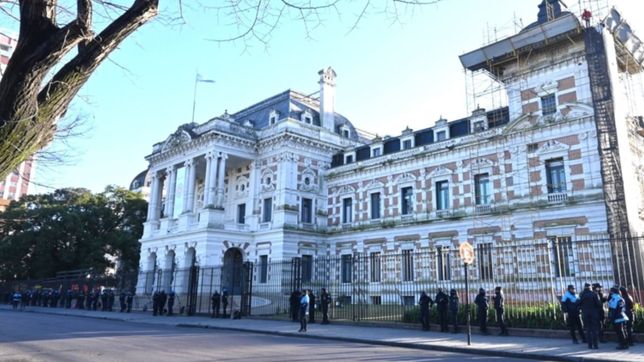 un ladron armado robo un conocido local de ropa a una cuadra de gobernacion y escapo