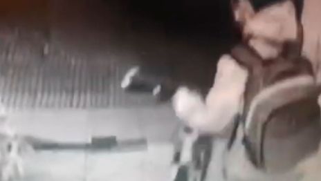 Ladrón, pero educado: escapaba con una bici y volvió para cerrar la puerta del ascensor