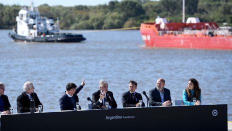Alberto Fernández y Axel Kicillof en la licitación del Canal Magdalena