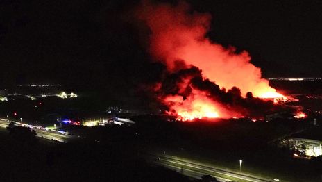 Siguen trabajando en el impactante incendio en el Polo Industrial y hay al menos 20 heridos Siguen trabajando en el impactante incendio en el Polo Industrial y hay al menos 20 heridos